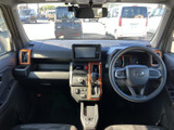 運転席側のドアを開けると、広々とした空間が広がります。質感の良い内装で、快適なドライブを楽しめます。使い勝手の良さも魅力です。