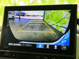 バックモニター表示で、後退時の安全確認をサポート。停車時の映像を楽しめます。