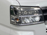 【LEDヘッドライト】悪天候や夜間走行時も良好な視界を確保し安心して運転できる高輝度LEDヘッドライトを装備!点灯速度が早く、消費電力も抑えられています。