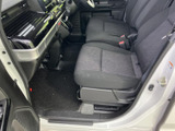 乗り降りしやすい設計で、運転席へのアクセスもスムーズです。