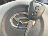 【キーレス】少し離れた場所からでもボタン一つでドアの開錠・施錠ができるのでとっても便利!ドアの鍵穴周りに傷をつけることもありません♪