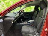 運転席からの視界が良好で、安全な運転をサポートします。スムーズな操作性と、快適な座り心地で、ドライビングをより楽しめます。