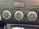 【オートエアコン】一度お好みの温度に設定すれば、車内の温度を検知し風量や温度を自動で調整。暑い&hellip;寒い&hellip;と何度もスイッチ操作をする必要はありません。快適な車内空間には必須の機能ですね♪