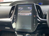 バックカメラ映像を表示し、安全な後退をサポート。駐車場での出し入れも安心して行えます。視界を広げ、運転をアシストします。
