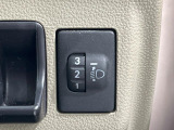 【ヘッドライトレベライザー】荷物等により車の姿勢ごとヘッドライトが上向きになってしまう時に活躍します。レベライザーによって、上向きとなってしまったロービームの照らす方向を下向きにします。
