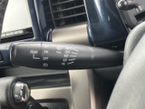 視界をクリアに保つワイパーレバー。雨天時や雪道での運転をサポートし、安全な走行を確保します。