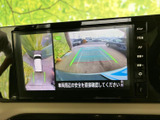 バックカメラ表示機能で、後退時の安全確認をサポート。周囲の状況を把握しやすく、初心者の方にも安心です。駐車がよりスムーズになります。