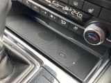 【置くだけ充電】ワイヤレス充電ができるQi (チー)はその上にポンッとスマホを置くだけなので手軽です!!車での充電が驚くほど便利になります!!※対応機種により異なります。