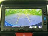 駐車時の後方確認をサポートするバックモニター。後退時の安全性を高め、スムーズな駐車をアシストします。