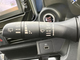 雨天時でも安心して運転できる、ワイパー操作レバー。自動ワイパー機能も搭載し、状況に合わせて最適な作動をします。