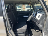 ゆったりとした空間で、快適なドライブを楽しめます。シンプルで使いやすい内装で、運転席での操作もスムーズに行えます。