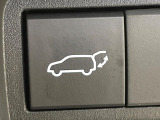 【パワーバックドア】スマートキーや運転席のボタンを押すだけでリアゲートが自動で開閉します!荷物を持っている時や、高い位置にあるバックドアを閉める際に便利な機能です♪