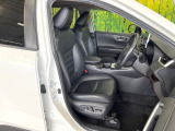運転席まわりには十分なスペースがあり、大柄な方でもゆったり運転していただける環境です。