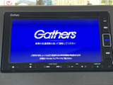 鮮明な画面で、目的地までのナビ案内や、お好みの音楽を快適に楽しめます。操作も簡単で、誰でも直感的に使用できる設計となっています。