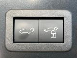 【パワーバックドア】スマートキーや運転席のボタンを押すだけでリアゲートが自動で開閉します!荷物を持っている時や、高い位置にあるバックドアを閉める際に便利な機能です♪