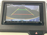 後退時には映像が確認できるため、安全な後退をサポートします。駐車が苦手な方にも安心です。