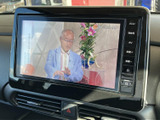 停車時に楽しめるTV画面を搭載。お好みの番組を視聴して、リラックスしたひとときを過ごせます。旅先での待ち時間も、快適に過ごせる工夫が凝らされています。
