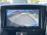バックカメラモニター画面を表示し、安全な後退をサポート。駐車場での出し入れもスムーズに行えます。