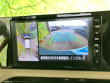 車両周辺の安全を直接確認できるバックモニター。狭い場所での駐車や車庫入れをサポートし、安心して運転できます。