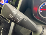 視界をクリアに保つワイパー操作レバー。雨天時でも安心して運転できます。様々なワイパーパターンを選択でき、状況に合わせて調整可能です。