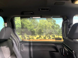 【ロールシェード】日差しや車外からの光が眩しいときにサッと引き出して使える、ロール格納タイプのサンシェードを装備。後席に乗ったお子様がウトウトしだした時など、ぜひご活用ください♪