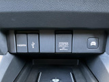 握りやすく操作しやすいステアリング。スイッチ類も手の届く範囲に配置され、運転中の操作をスムーズに行えます。