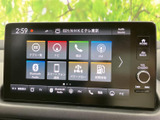 多彩な情報表示で、カーナビやエンターテイメント機能をスムーズに操作できます。停車時に映像を楽しめる機能も備わっています。