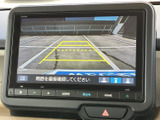 後退時には周囲の状況をしっかりと把握でき、安全な後退をサポートします。運転をより安心して行えます。