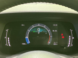 スタイリッシュなデザインのメーターは、視認性の高い表示で、車の状態を分かりやすく伝えます。走行情報をスムーズに確認できます。