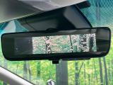 【デジタルインナーミラー】後席の大きな荷物や同乗者で後方が確認しづらい時でも安心!カメラが撮影した車両後方の映像をルームミラー内に表示。クリアな視界で状況の確認が可能です!