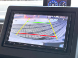 【バックカメラ】駐車時に後方がリアルタイム映像で確認できます。大型商業施設や立体駐車場での駐車時や、夜間のバック時に大活躍!運転スキルに関わらず、今や必須となった装備のひとつです!