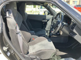 シンプルながらも洗練されたドアトリムが、上質な空間を演出しています。使いやすい設計で、快適な操作性を実現しています。落ち着いた雰囲気で、リラックスしたドライブを楽しめます。