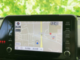 鮮明な地図表示で、安全運転をサポート。周辺情報も確認でき、目的地までのルートをスムーズに見つけることができます。