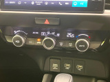 【オートエアコン】一度お好みの温度に設定すれば、車内の温度を検知し風量や温度を自動で調整。暑い&hellip;寒い&hellip;と何度もスイッチ操作をする必要はありません。快適な車内空間には必須の機能ですね♪