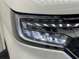 【LEDヘッドライト】悪天候や夜間走行時も良好な視界を確保し安心して運転できる高輝度LEDヘッドライトを装備!点灯速度が早く、消費電力も抑えられています。