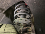 お車を安心してお乗りいただく為には、足回りの定期点検が欠かせません。サービスサポート(有償保証)では無料点検もご提供しており、安心のカーライフをお過ごしいただけるサポート体制が整っています。