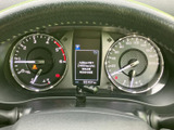 視認性の高いメーターデザイン。重要な情報をひと目で確認でき、運転中の情報収集を効率化します。