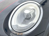 ●LEDヘッドライト:夜間走行時も良好な視界を確保し安心して運転できる高輝度LEDヘッドライトを装備!点灯速度が早く、消費電力も抑えられています。
