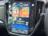 【マルチテレインモニター】車のフロントやサイドのカメラ画像を同時にモニター表示することで、悪路や狭い道を走行時でも周囲の状況確認ができ安心!本格SUVにうれしい装備です♪