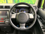 インテリアに合わせたデザインのステアリングは、運転される方のことも考え、運転しやすい形状、大きさです。是非一度、実際に触ってお確かめください。