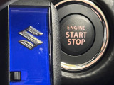 【キーレススタートシステム】カバンやポケットに入れたままでもドアの施錠・解錠が可能なスマートキーを装備。エンジンのオン・オフ時もカギを取り出す必要が無いからとっても便利です♪