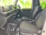 運転席周辺に便利な収納スペースを確保。スマホやドリンクホルダーなど、すぐに取り出したいものを収納できます。