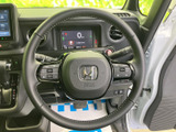 握り心地の良いステアリングで、長距離運転も疲れにくい設計です。操作系の配置も工夫されており、ドライバーをサポートします。