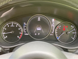 運転に必要な情報を一目で確認できる、見やすいデザインです。速度や燃料残量など、重要な情報を把握できます。