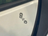 【後方車輛検知】走行中、ドアミラーの死角になりやすい箇所に後続車が接近するとサイドミラー付近に警告を表示、ドライバーに注意喚起をしてくれます。