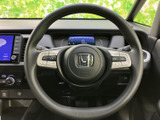 握りやすいデザインで、長距離運転でも疲れにくいステアリング。操作系スイッチも配置されており、視線をそらすことなく操作できます。