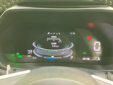 スタイリッシュなデザインのメーター。速度や燃料残量など、運転に必要な情報をひと目で確認できます。視認性の高い表示で、安全な運転をサポートします。