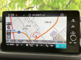 使いやすいインターフェースを備えたナビゲーションシステム。スムーズな操作で、目的地までのルートを検索できます。最新の地図データで、常に正確な情報を表示します。