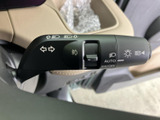操作感も良く、安心して使用できるウインカーレバー。スムーズな操作で、安全な車内空間を演出します。視認性の高いデザインも魅力です。