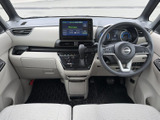 運転席ドアのインパネは、収納スペースも確保され、小物を置ける工夫が施されています。使い勝手の良さが光る、実用的な空間設計です。